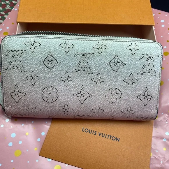 Louis Vuitton Mahina Monogram Wallet - Picture 9 of 16